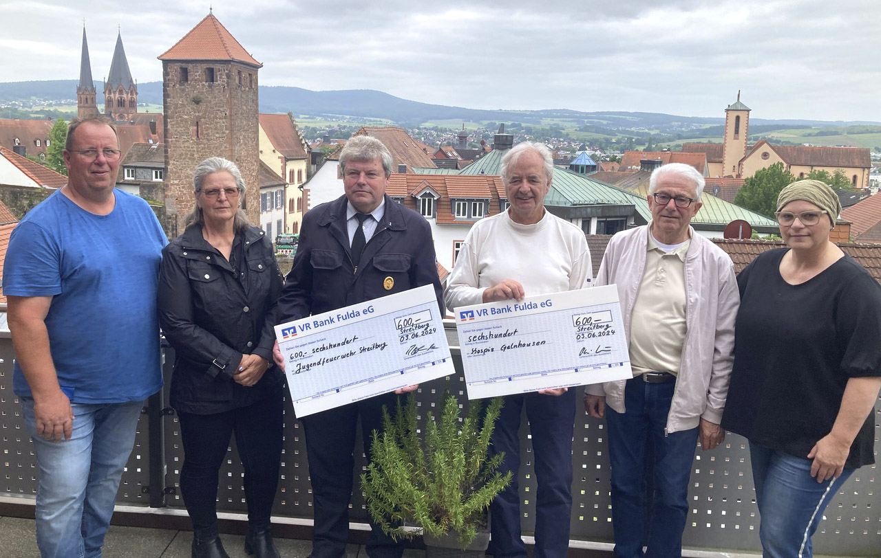 Oliver und Ursula Koßbu, Wehrführer Jürgen Hau überreichen Spende